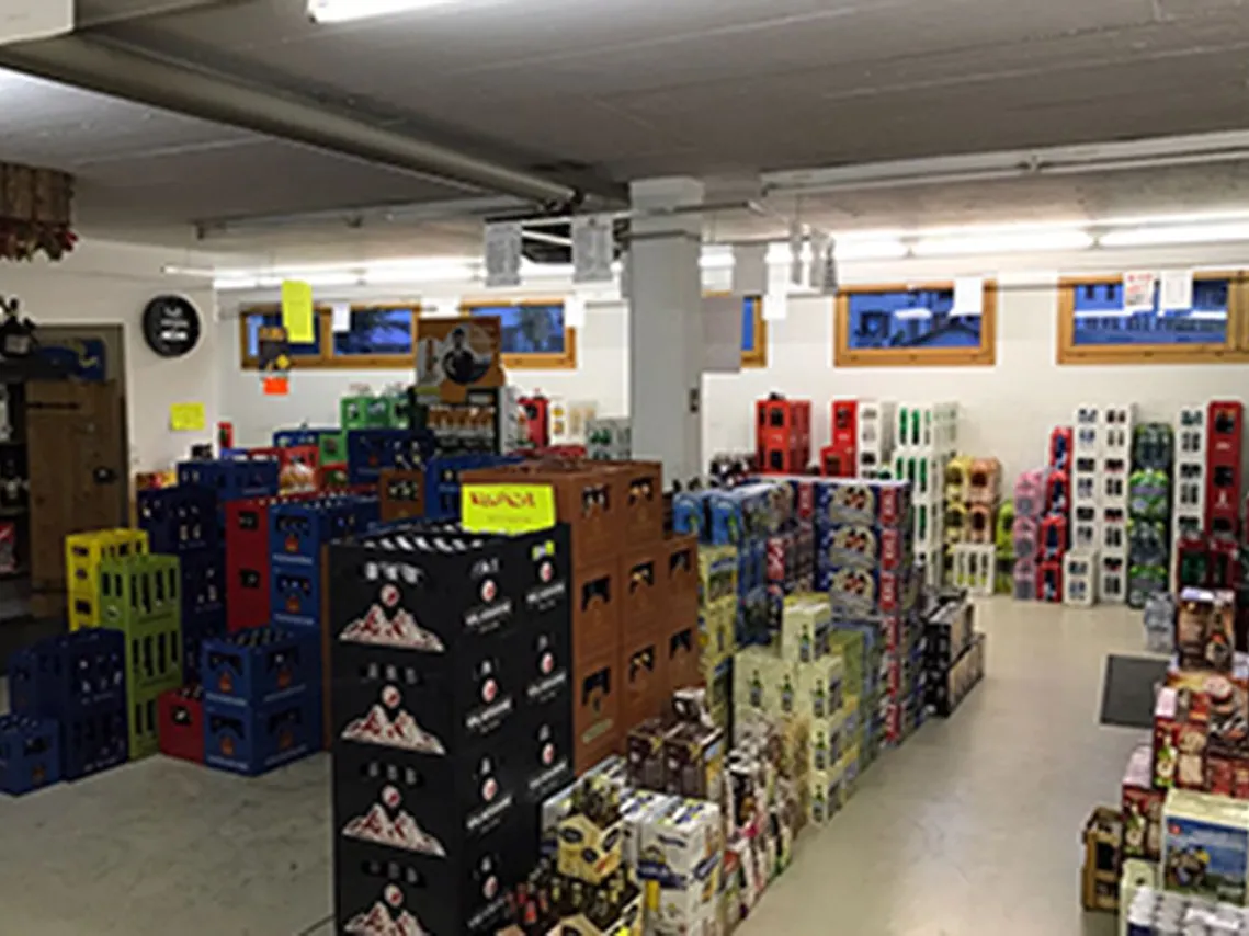 Regale und Harasse mit Bier und Süssgetränken im Abholmarkt