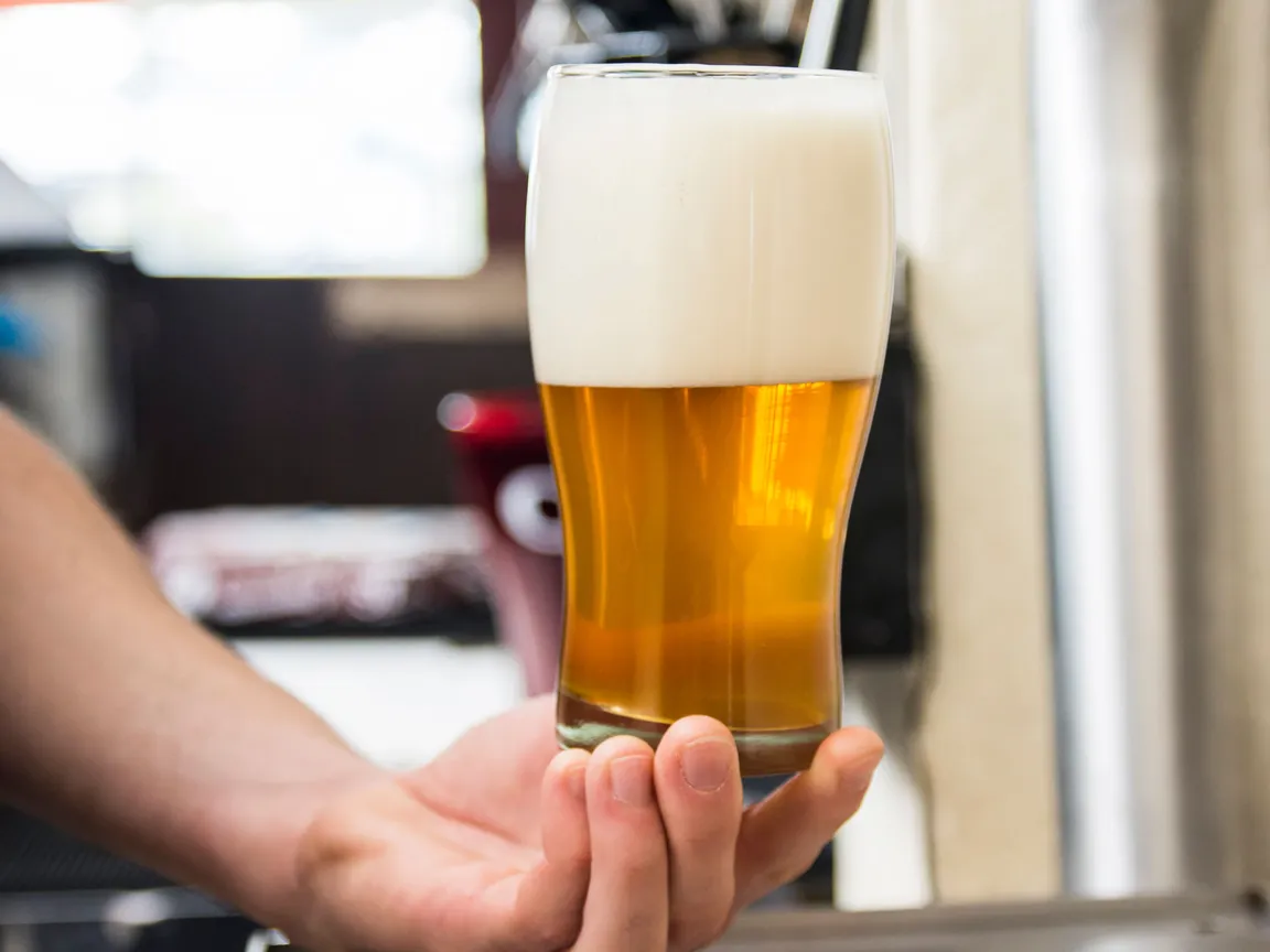 Frisch gezapftes Bier an einer Zapfanlage