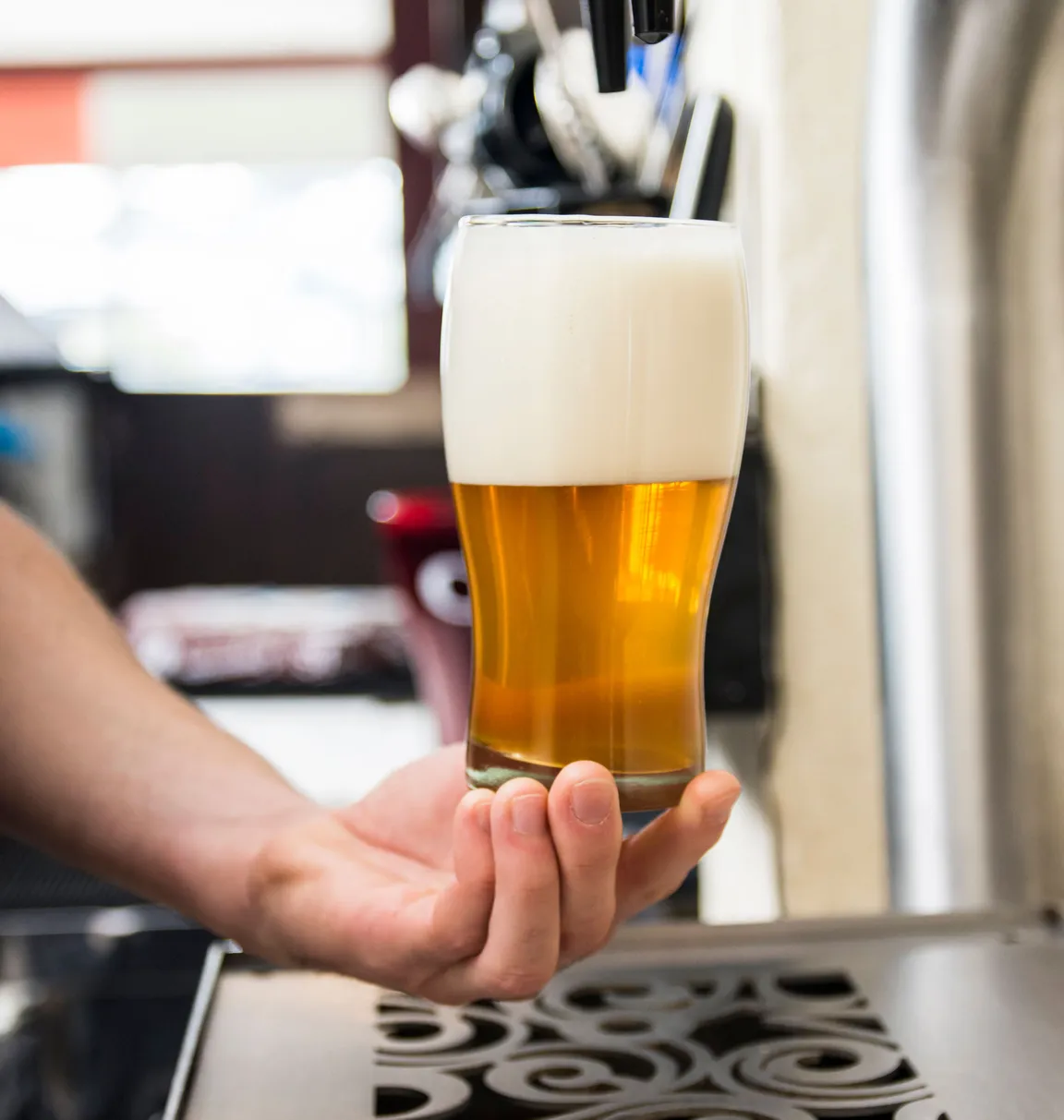 Frisch gezapftes Bier an einer Zapfanlage