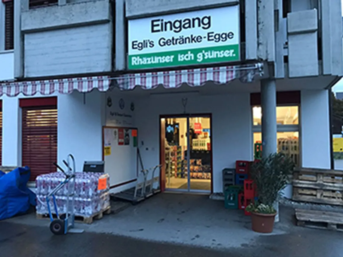 Eingang zum Abholmarkt von Egli Getränke mit Vordach und bereitgestellten Harassen