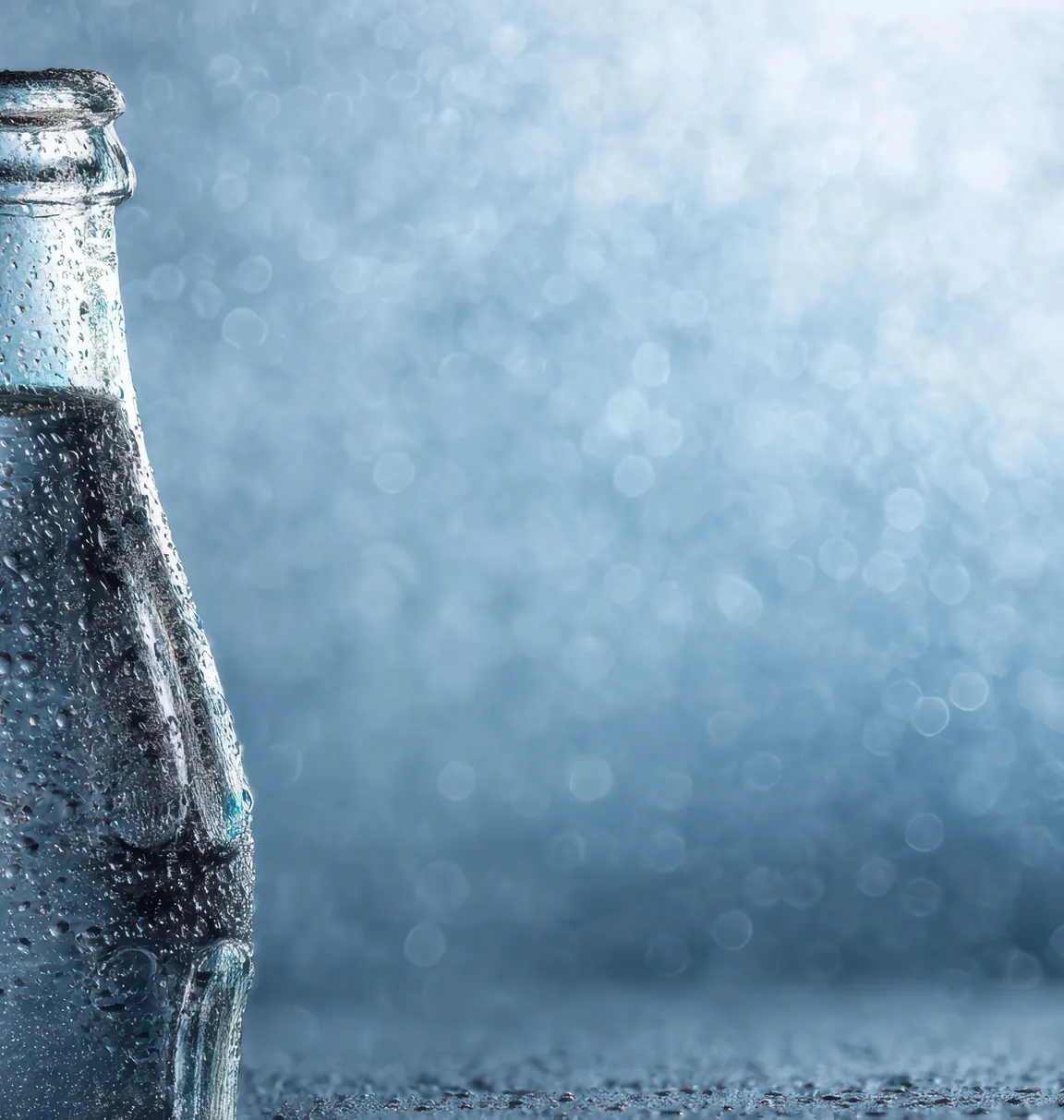 Flaschen mit Mineralwasser, Wassertropfen auf dem Glas