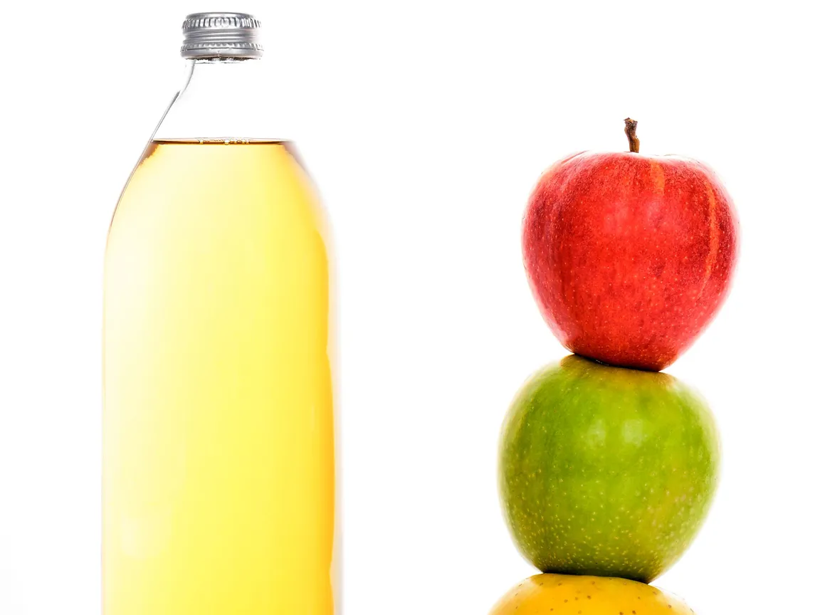 Apfelsaft und Most in Flaschen und Gläsern