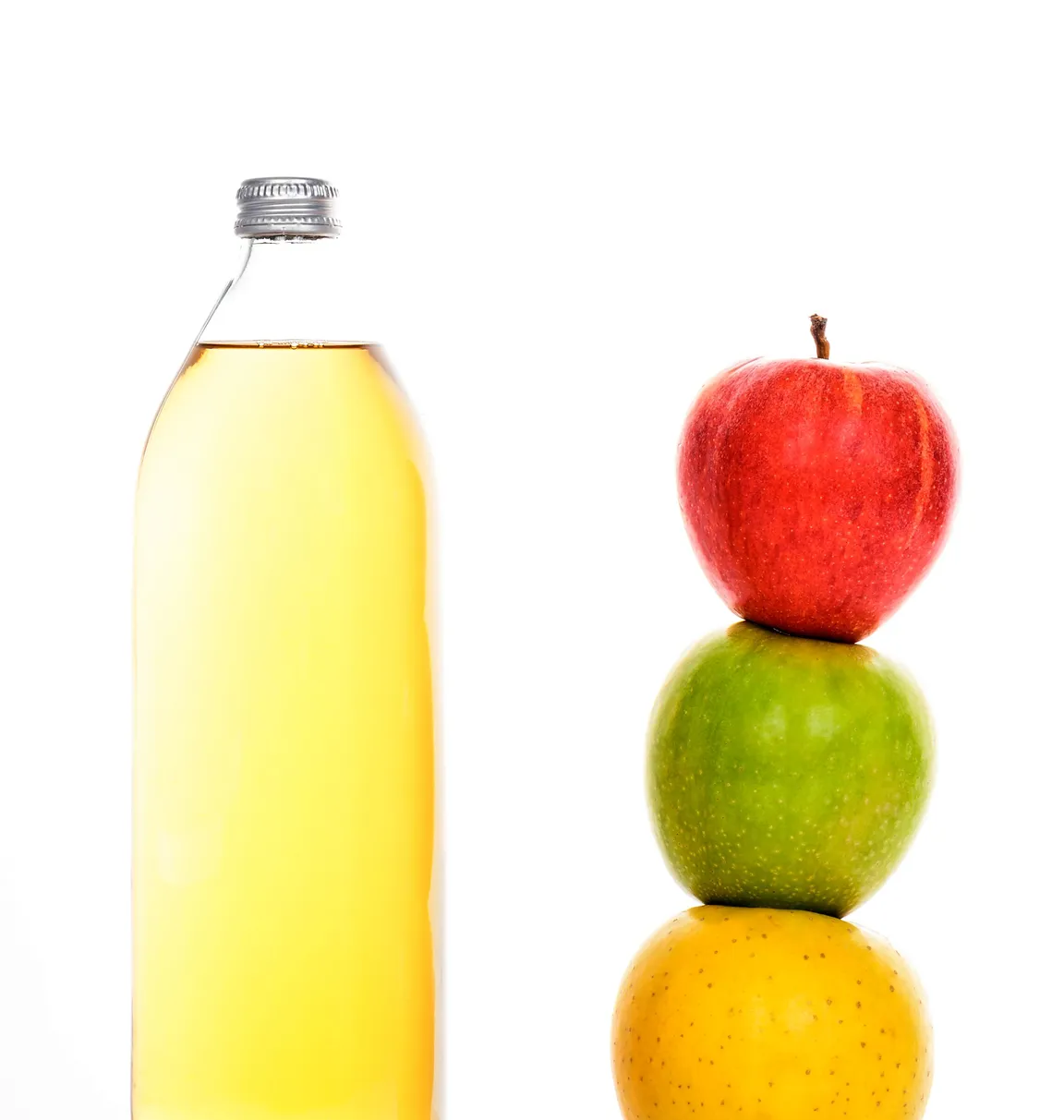 Apfelsaft und Most in Flaschen und Gläsern