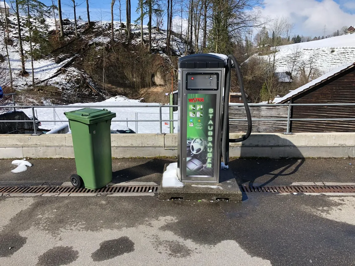 Staubsauger-Station der Autowaschanlage mit Blick auf die Hügel um Wald