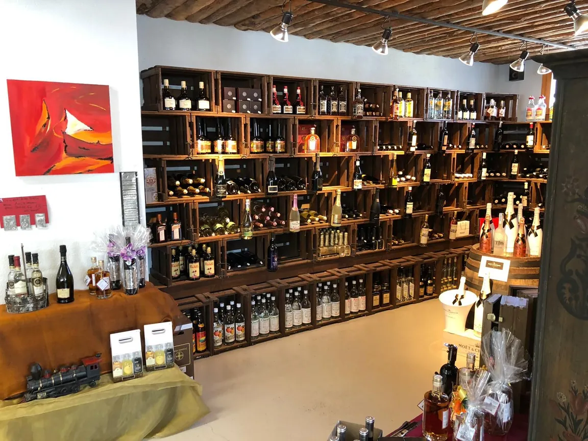 Weinregal aus Holzkisten im Abholmarkt mit Rot- und Weissweinen aus der Schweiz und dem Ausland
