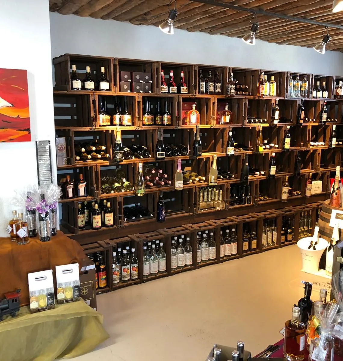 Weinregal aus Holzkisten im Abholmarkt mit Rot- und Weissweinen aus der Schweiz und dem Ausland